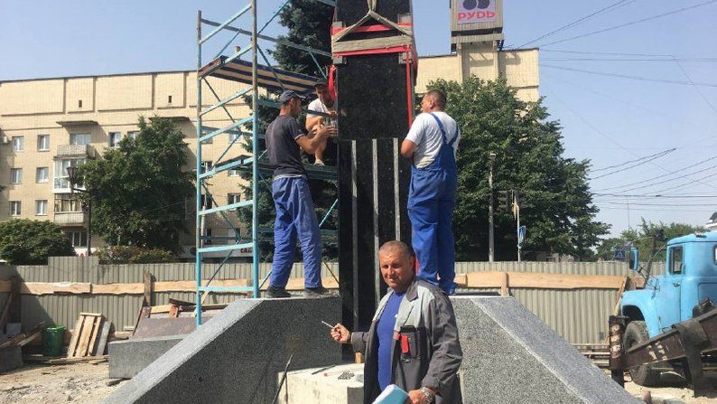 Новини Житомира - фото з У Житомирі почали встановлювати центральну частину пам'ятника Захисникам України