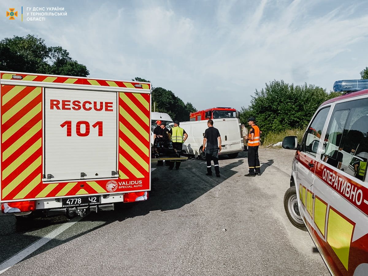 Новини Тернополя - фото з Два буса зіткнулись лоб у лоб: перед Кам’янками жахлива ДТП. Один з водіїв загинув, ще троє людей в тяжкому стані
