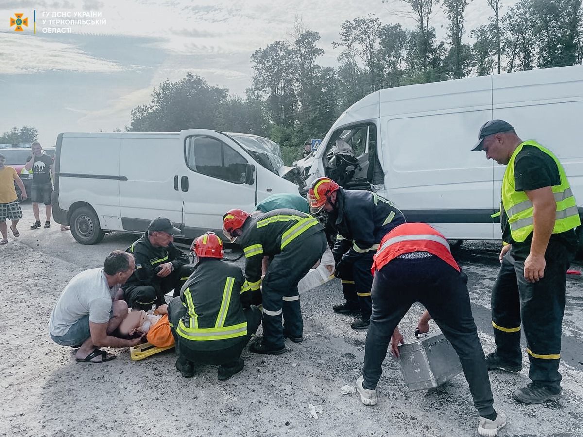 Новини Тернополя - фото з Два буса зіткнулись лоб у лоб: перед Кам’янками жахлива ДТП. Один з водіїв загинув, ще троє людей в тяжкому стані