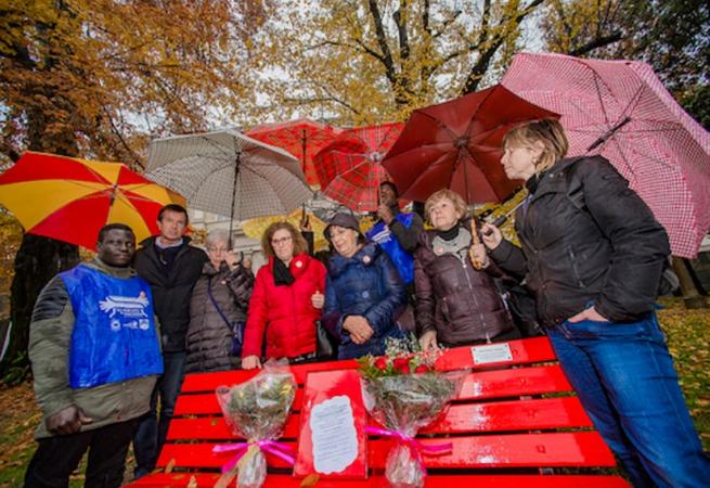 Новини Вінниці - фото з У Вінниці хочуть встановити «Червону лавку». Для чого вона потрібна? На зображенні може бути: 6 людей, люди стоять та на відкритому повітрі