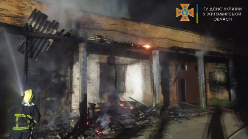 Новини Житомира - фото з При пожежі на СТО у Житомирі згоріли три легковики 03.jpg