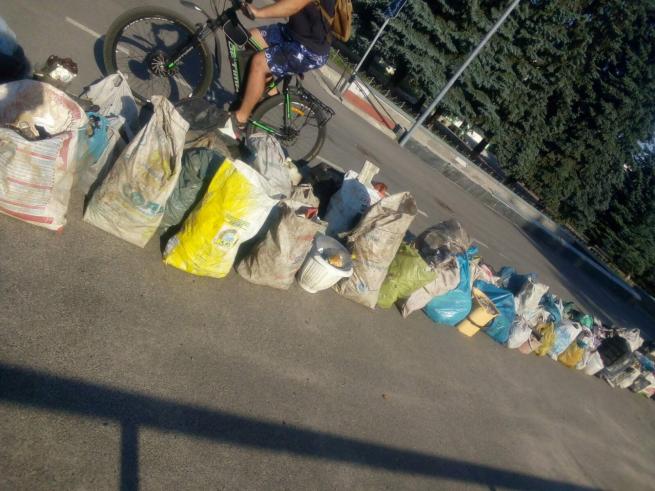 На зображенні може бути: велосипед та дорога