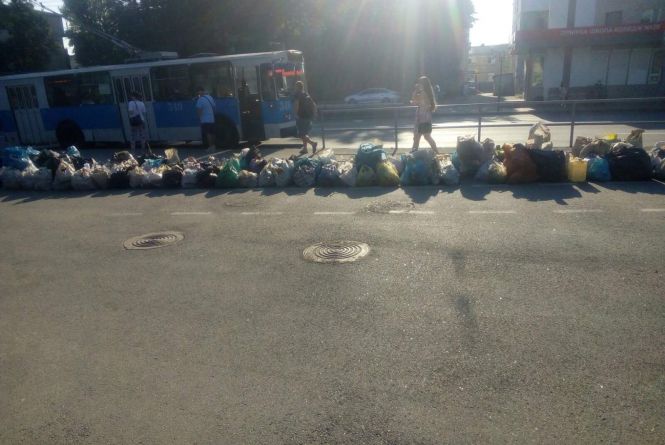 Вінничанин виклав ланцюг зі сміттям на зупинці громадського транспорту