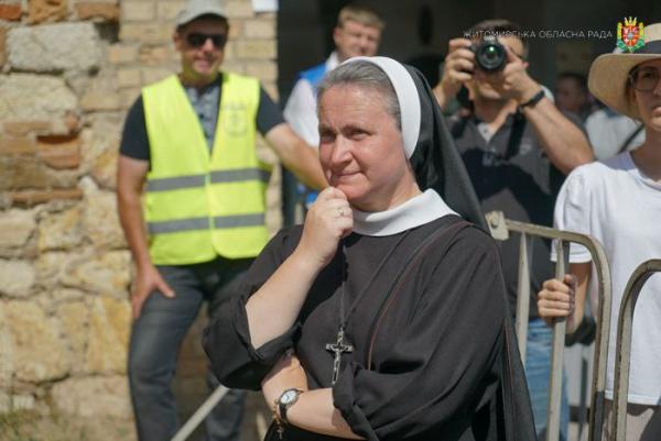 Новини Житомира - фото з У Бердичів вчора прибули тисячі паломників з різних країн світу на 265-у річницю коронації ікони Матері Божої Бердичівської photo5449615223297258457