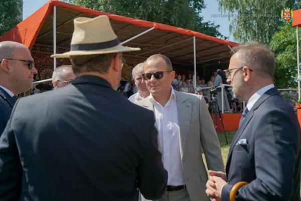 Новини Житомира - фото з У Бердичів вчора прибули тисячі паломників з різних країн світу на 265-у річницю коронації ікони Матері Божої Бердичівської photo5449615223297258457