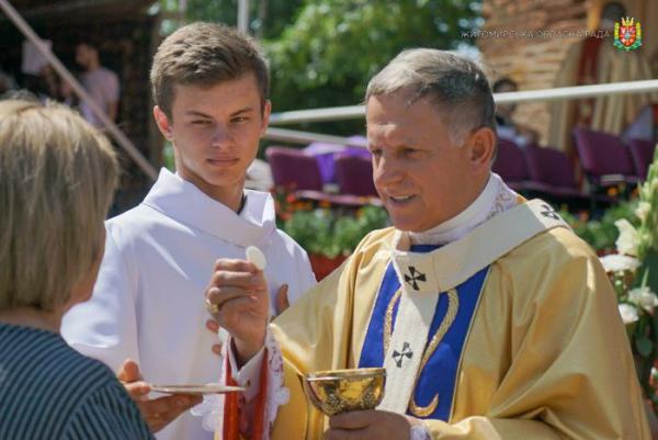 Новини Житомира - фото з У Бердичів вчора прибули тисячі паломників з різних країн світу на 265-у річницю коронації ікони Матері Божої Бердичівської photo5449615223297258457