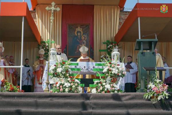 Новини Житомира - фото з У Бердичів вчора прибули тисячі паломників з різних країн світу на 265-у річницю коронації ікони Матері Божої Бердичівської photo5449615223297258457