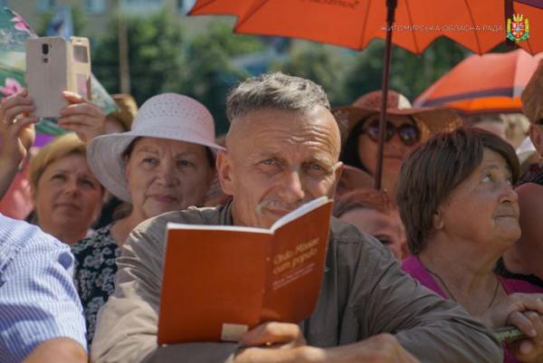 Новини Житомира - фото з У Бердичів вчора прибули тисячі паломників з різних країн світу на 265-у річницю коронації ікони Матері Божої Бердичівської photo5449615223297258457