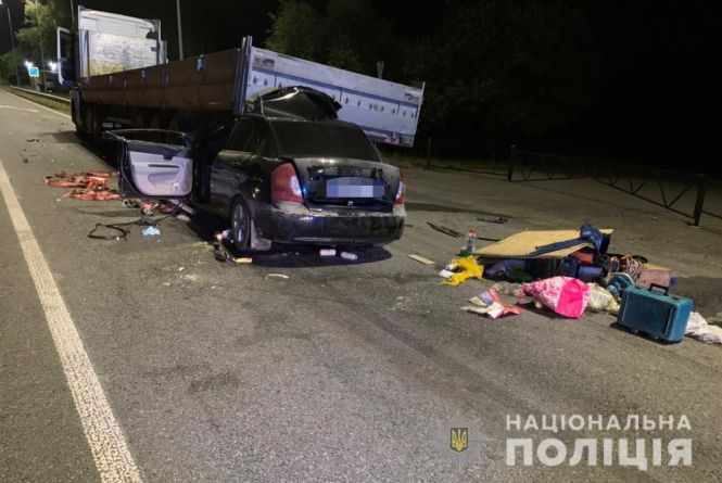 Смертельна ДТП на об'зній: водій на Hyundaі влетів під вантажівку Renault