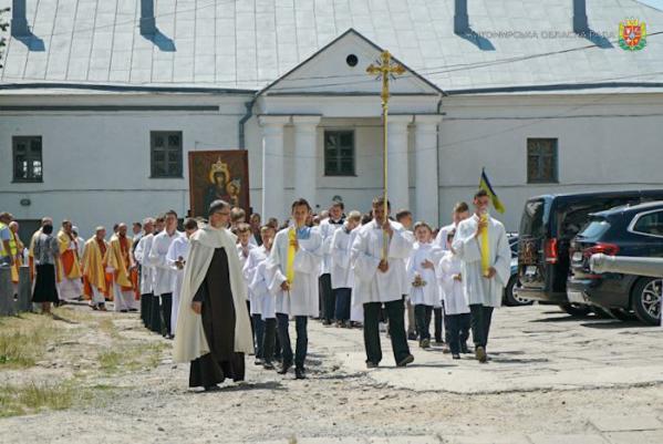 Новини Житомира - фото з У Бердичів вчора прибули тисячі паломників з різних країн світу на 265-у річницю коронації ікони Матері Божої Бердичівської photo5449615223297258457