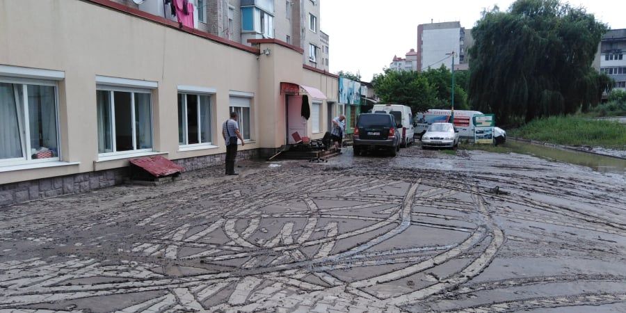 Новини Тернополя - фото з Хоч на човні пливи! Затопило і замулило Галицьку: чому ніхто не вирішує проблему тернополян
