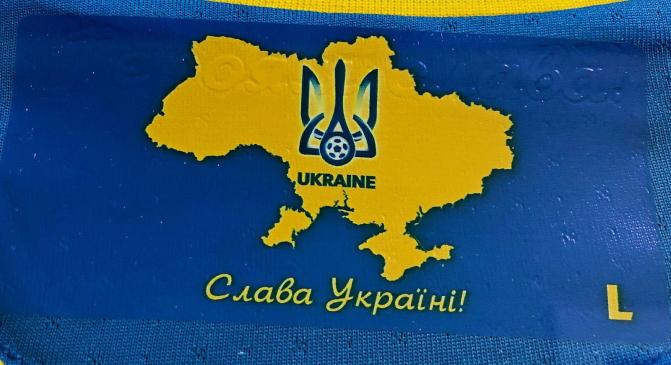 Новини Хмельницького - фото з Футболка Зінченка, у якій він забив шведам, знаходиться у Хмельницькому: де її можна побачити