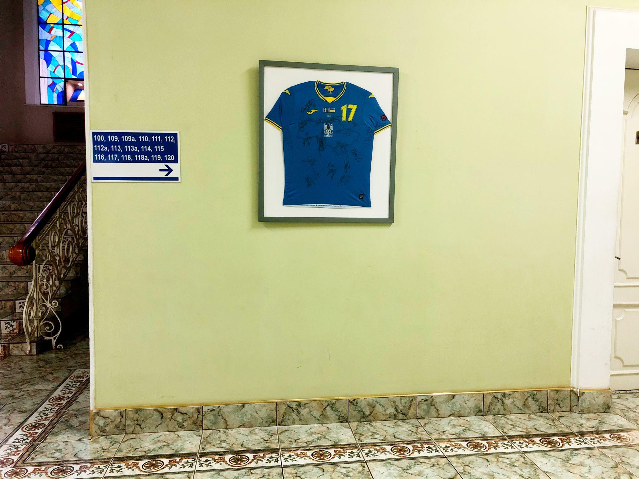 Новини Хмельницького - фото з Футболка Зінченка, у якій він забив шведам, знаходиться у Хмельницькому: де її можна побачити