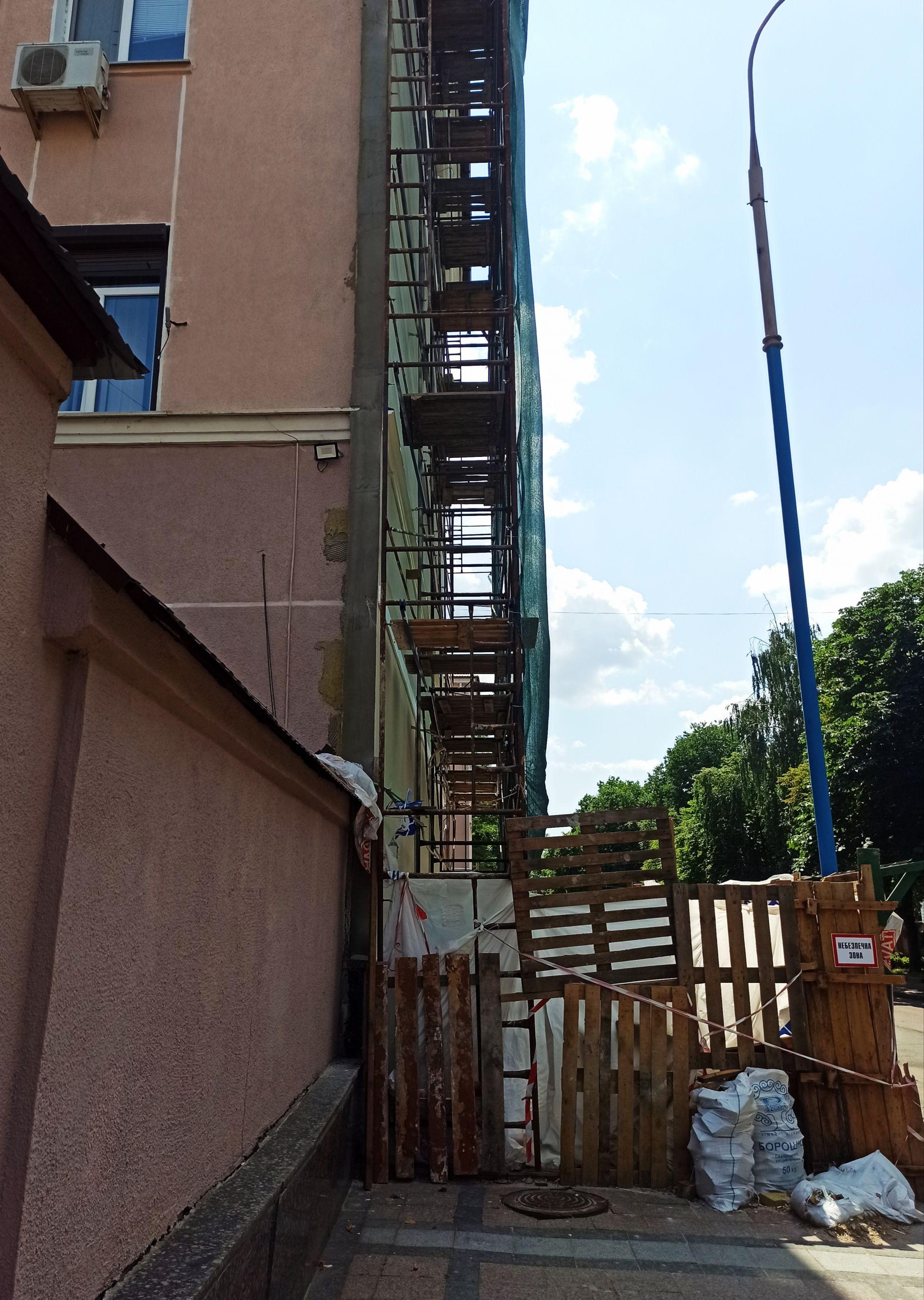 Новини Житомира - фото з Недбалість чи змова: будівлю Нацполіції області утеплює підрядник, причетний до незаконного казино