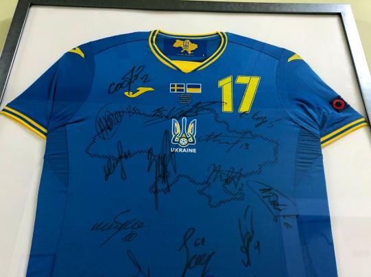 Новини Хмельницького - фото з Футболка Зінченка, у якій він забив шведам, знаходиться у Хмельницькому: де її можна побачити