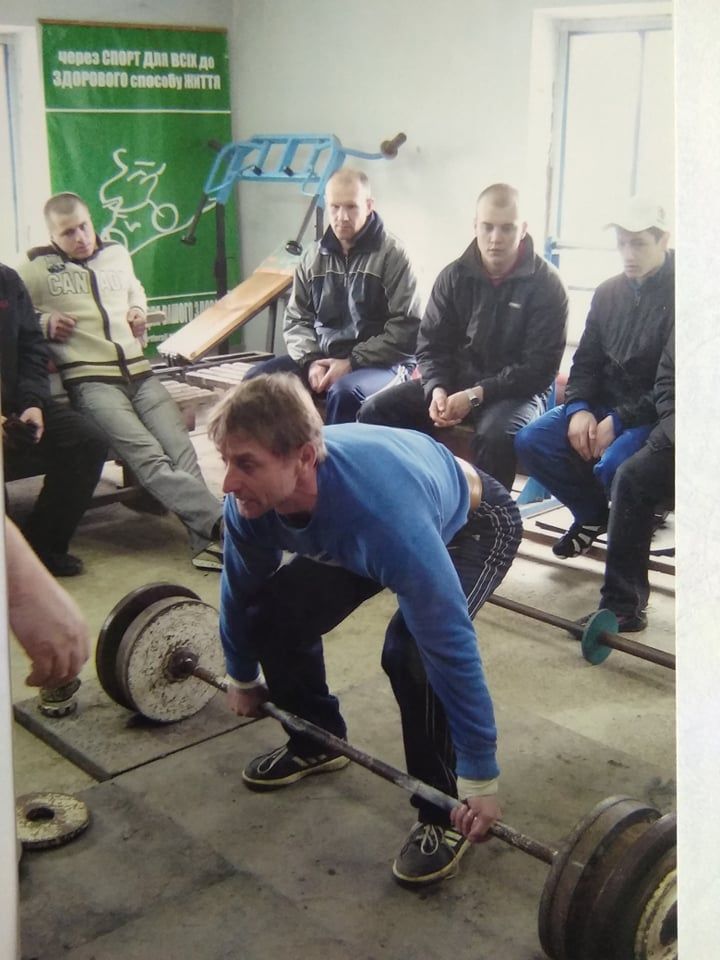 Новини Вінниці - фото з Дев’ятиразовий чемпіон світу із гирьового спорту тренується у залі, який облаштував у власному будинку