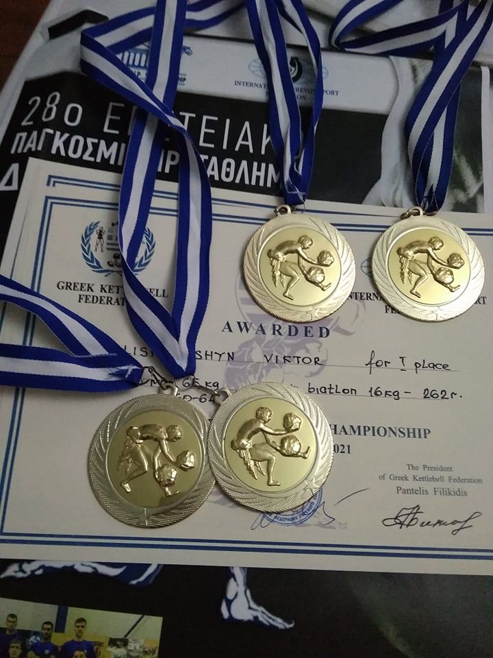 Новини Вінниці - фото з Дев’ятиразовий чемпіон світу із гирьового спорту тренується у залі, який облаштував у власному будинку