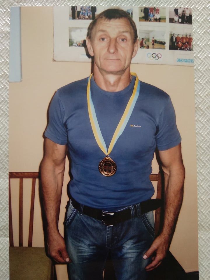 Новини Вінниці - фото з Дев’ятиразовий чемпіон світу із гирьового спорту тренується у залі, який облаштував у власному будинку