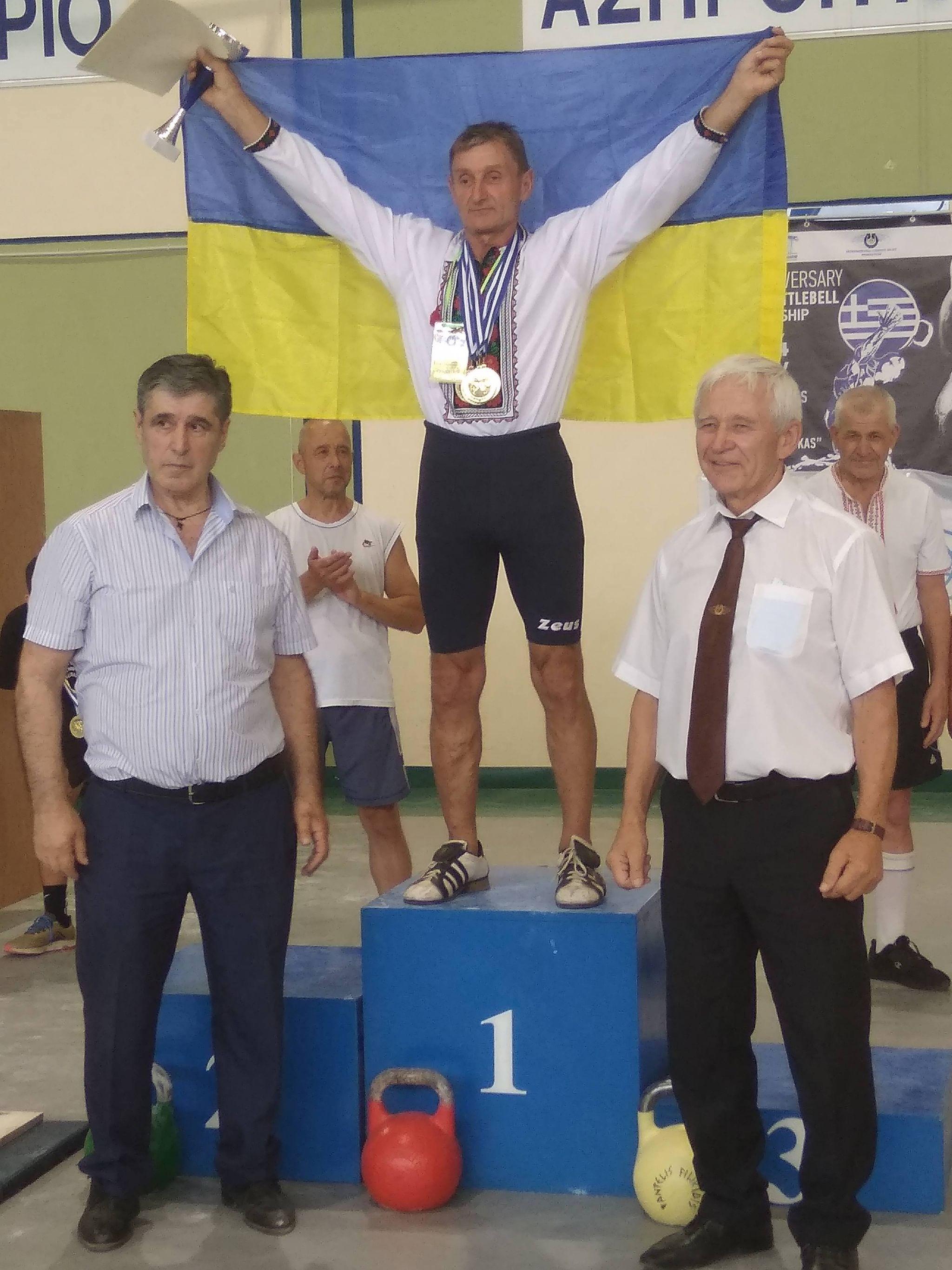 Новини Вінниці - фото з Дев’ятиразовий чемпіон світу із гирьового спорту тренується у залі, який облаштував у власному будинку