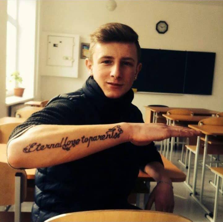 Новини Тернополя - фото з Півтора місяці не виходить на зв`язок: допоможіть розшукати 22-річного Сашка Каленика На зображенні може бути: 1 особа, татуювання та у приміщенні