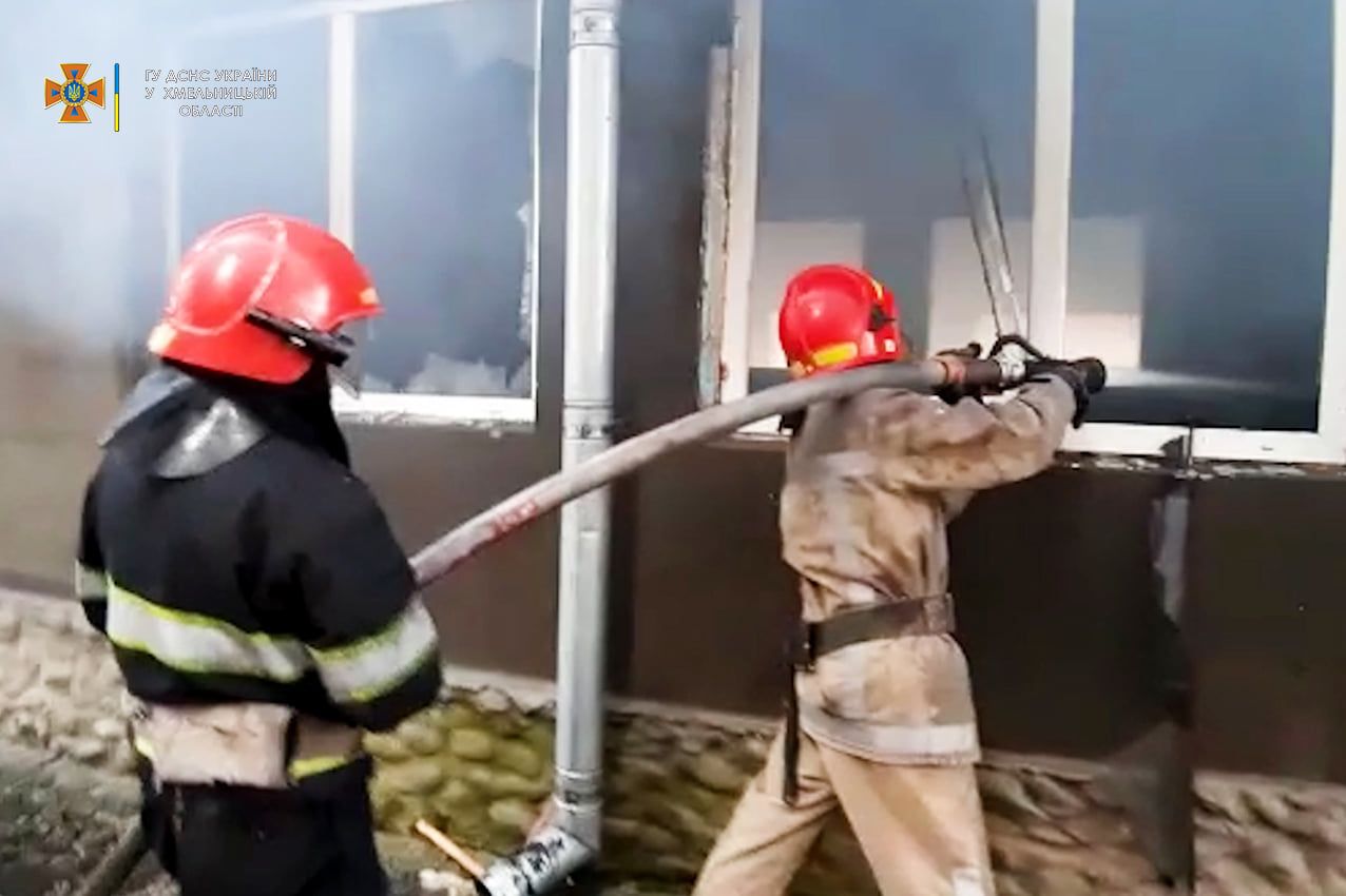 Новини Хмельницького - фото з На Хмельниччині горів склад друкарні: вогонь гасили 20 рятувальників на 5 машинах (ФОТО)
