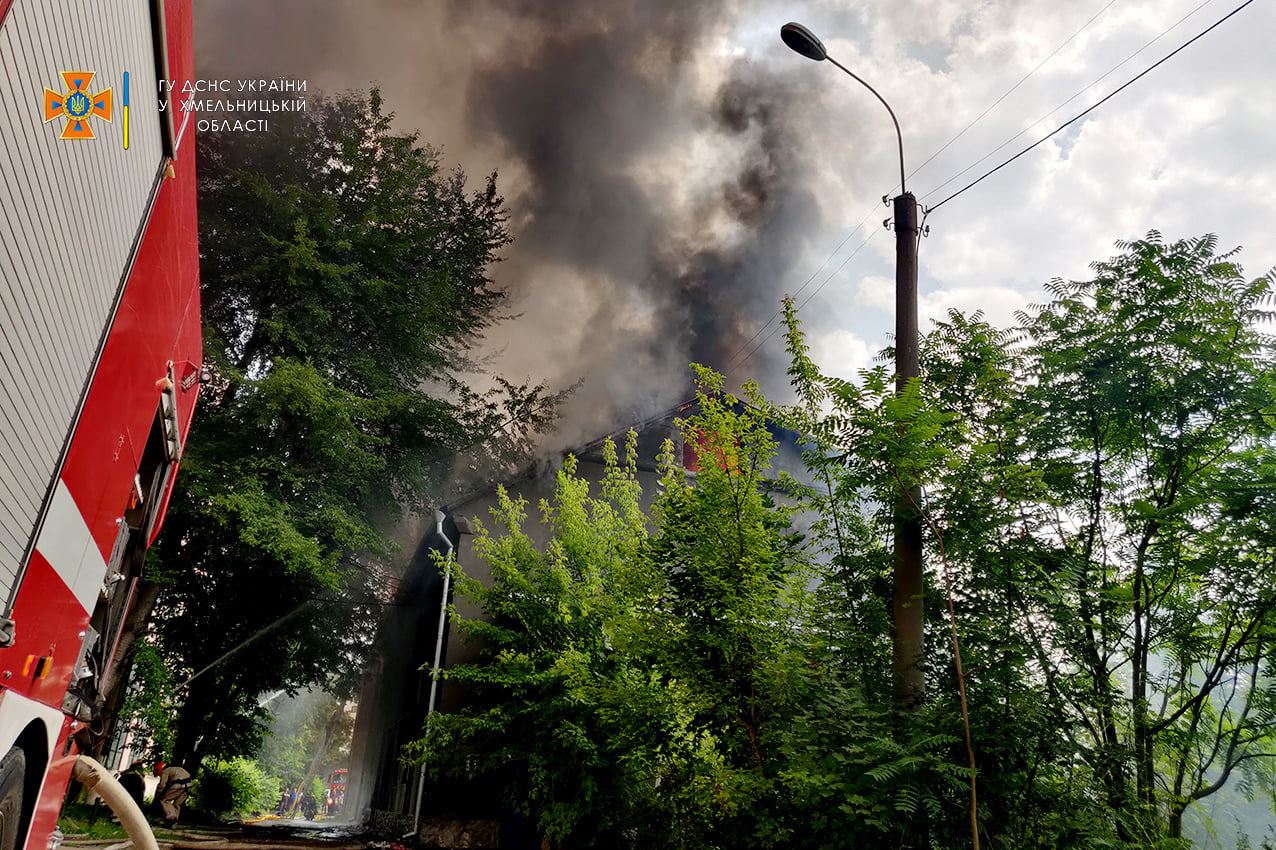 Новини Хмельницького - фото з На Хмельниччині горів склад друкарні: вогонь гасили 20 рятувальників на 5 машинах (ФОТО)