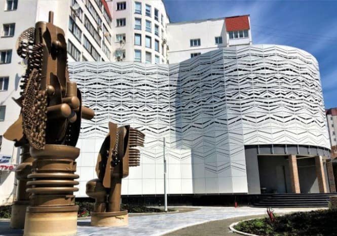 Новини Хмельницького - фото з На Свободи хмельничанка повидирала висаджені комунальниками зелені насадження