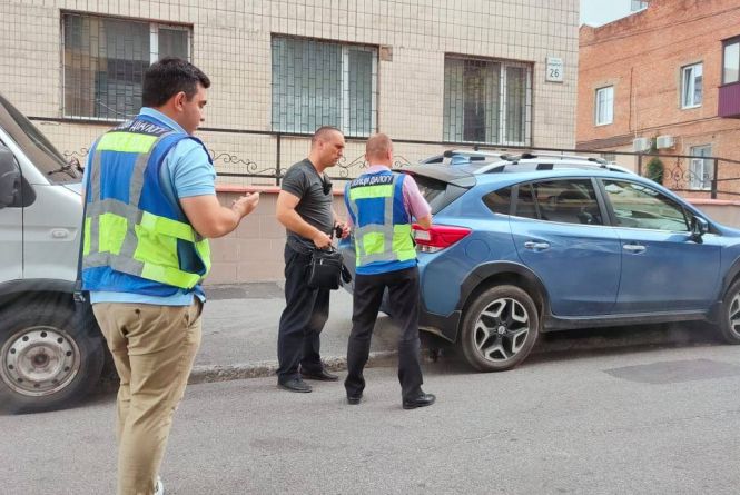Новини Вінниці - фото з Конфлікт з «муніципалами», зникла родина та інше важливе за 27 липня на 20minut.ua Поліція, вибухотехніки та рятувальники. Що відбувається біля обласної прокуратури?