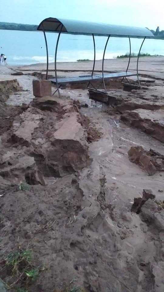 Новини Хмельницького - фото з Повалені дерева та розмитий пляж: негода наробила лиха у Нетішині (ФОТО)