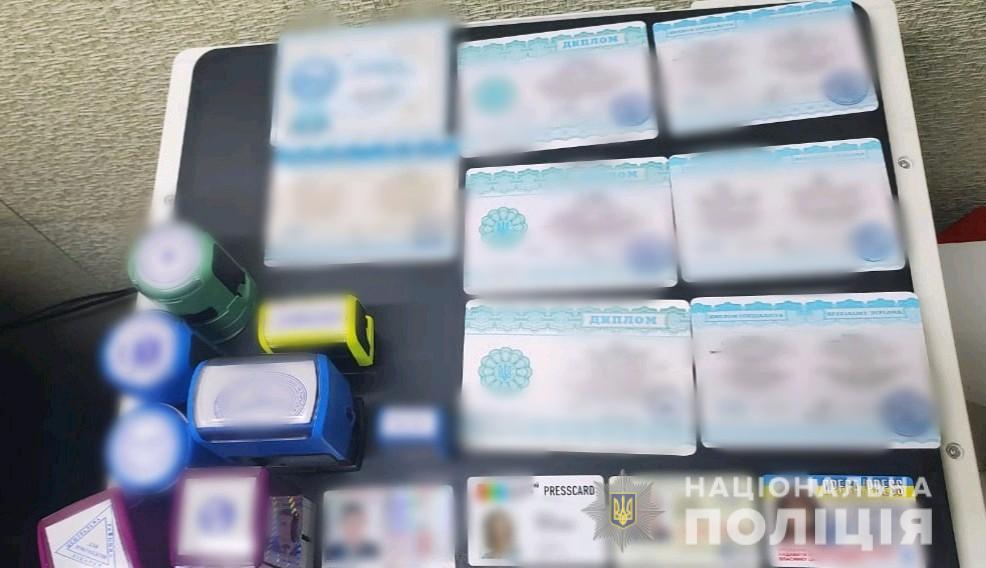 Новини Хмельницького - фото з На Хмельниччині викрили "друкарню", де підробляли COVID-сертифікати та дипломи (ФОТО, ВІДЕО)