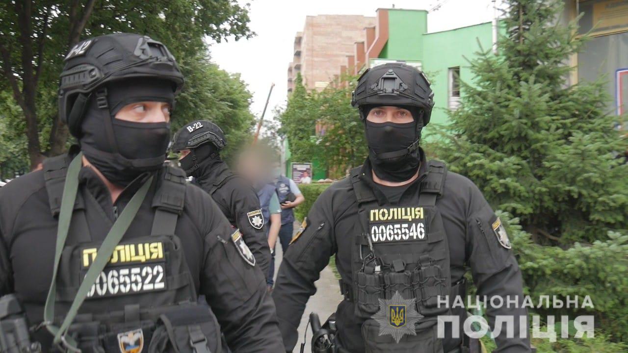 Новини Хмельницького - фото з На Хмельниччині викрили "друкарню", де підробляли COVID-сертифікати та дипломи (ФОТО, ВІДЕО)