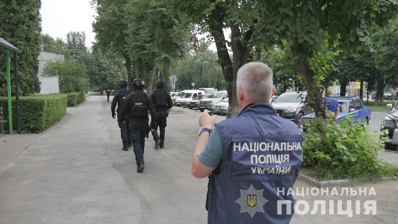 Новини Хмельницького - фото з На Хмельниччині викрили "друкарню", де підробляли COVID-сертифікати та дипломи (ФОТО, ВІДЕО)