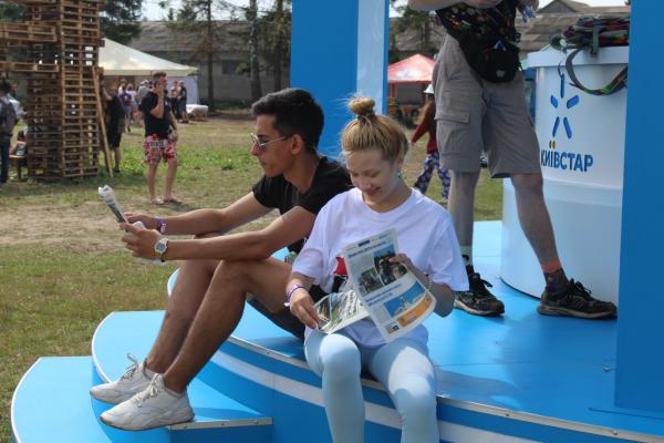 Новини Тернополя - фото з Як на "Файному Місті" юні газетярі з 30-их фестивальну газету роздавали