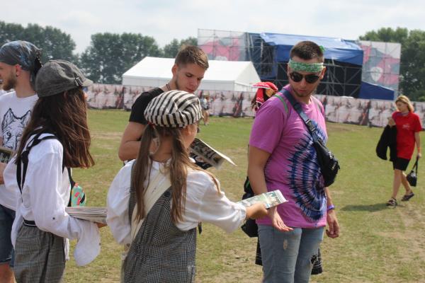 Новини Тернополя - фото з Як на "Файному Місті" юні газетярі з 30-их фестивальну газету роздавали