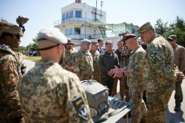 Новини Житомира - фото з У Бердичеві Президент побував на навчанняхї ССО ЗСУ з десантування, захоплення ворога та евакуації