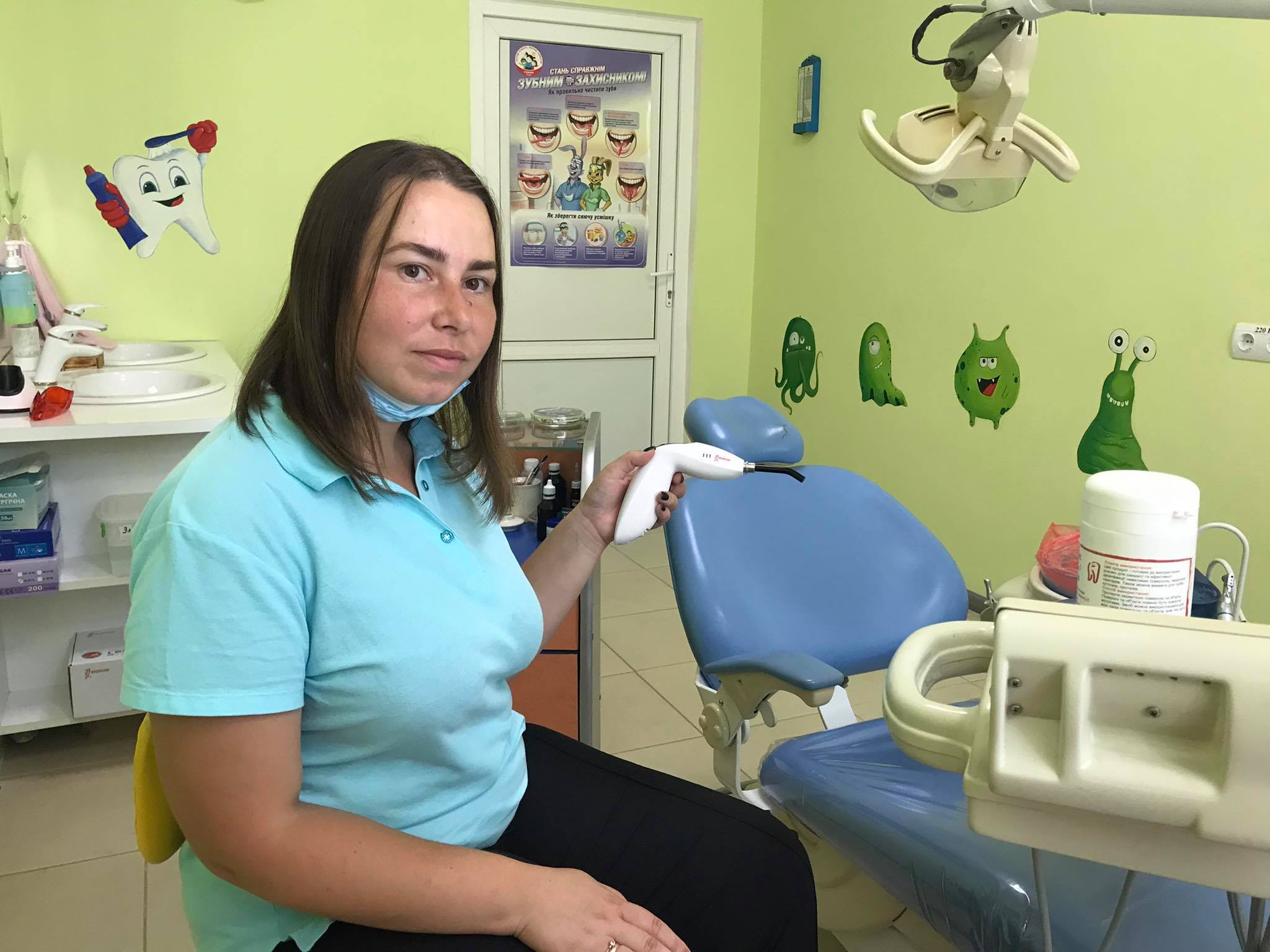 Новини Хмельницького - фото з “Пацієнти кричать або не відкривають рота”. Інтерв’ю з 28-річним медиком, яка лікує дітям зуби Нет описания.