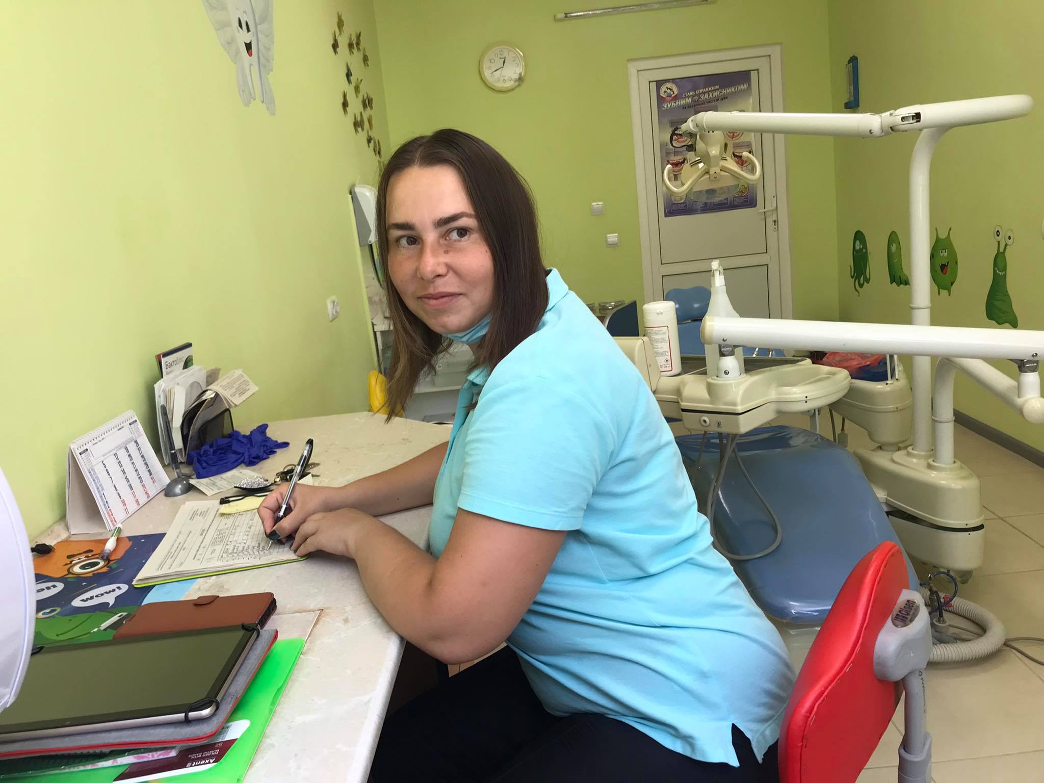 Новини Хмельницького - фото з “Пацієнти кричать або не відкривають рота”. Інтерв’ю з 28-річним медиком, яка лікує дітям зуби Нет описания.