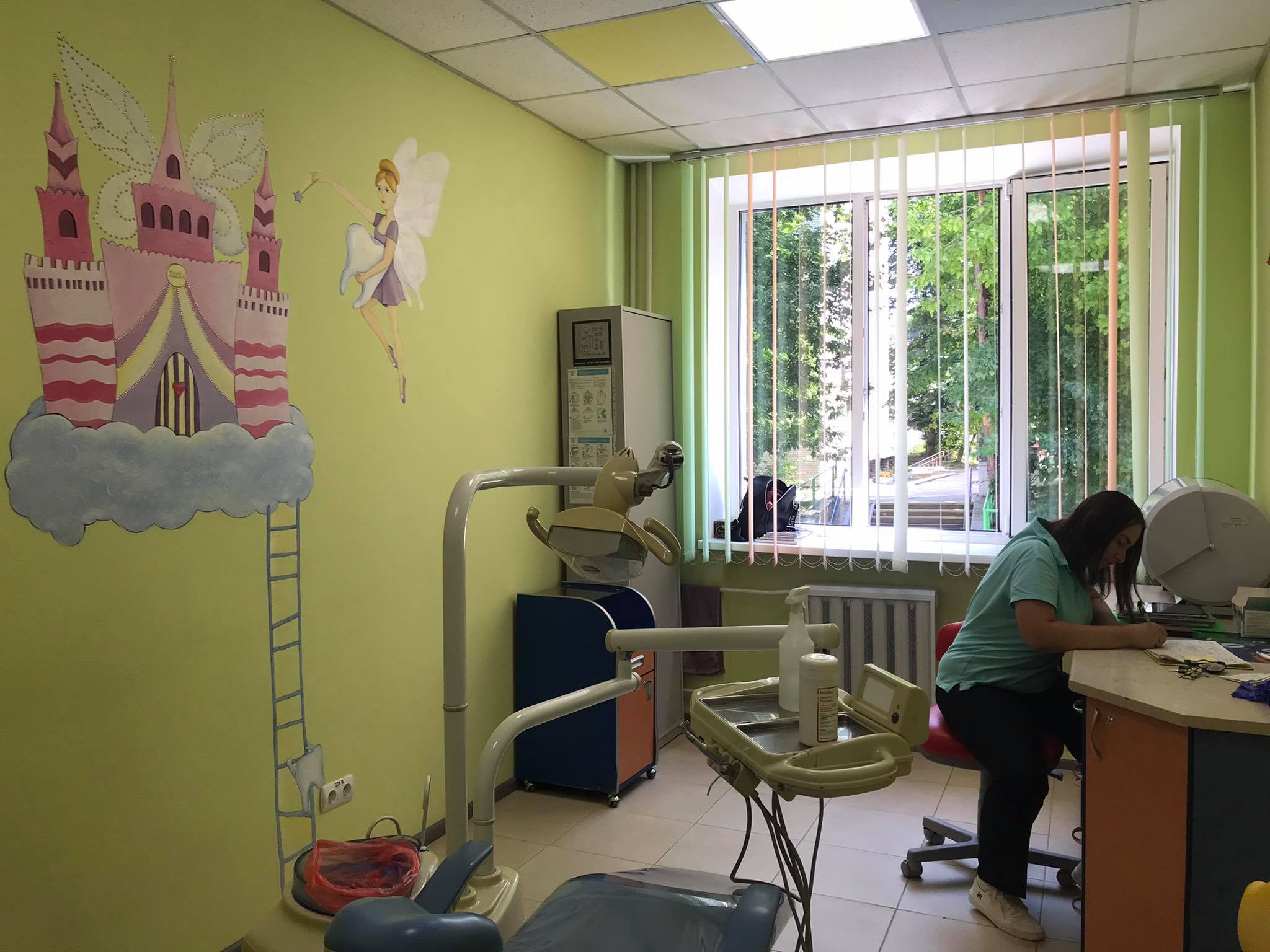 Новини Хмельницького - фото з “Пацієнти кричать або не відкривають рота”. Інтерв’ю з 28-річним медиком, яка лікує дітям зуби Нет описания.