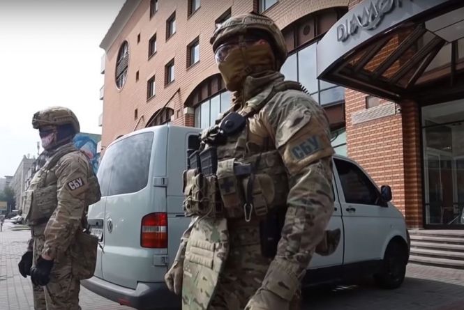 Силовики спустошили вітрини магазинів B2B Jewelry. Про нові факти шахрайства та акції клієнтів