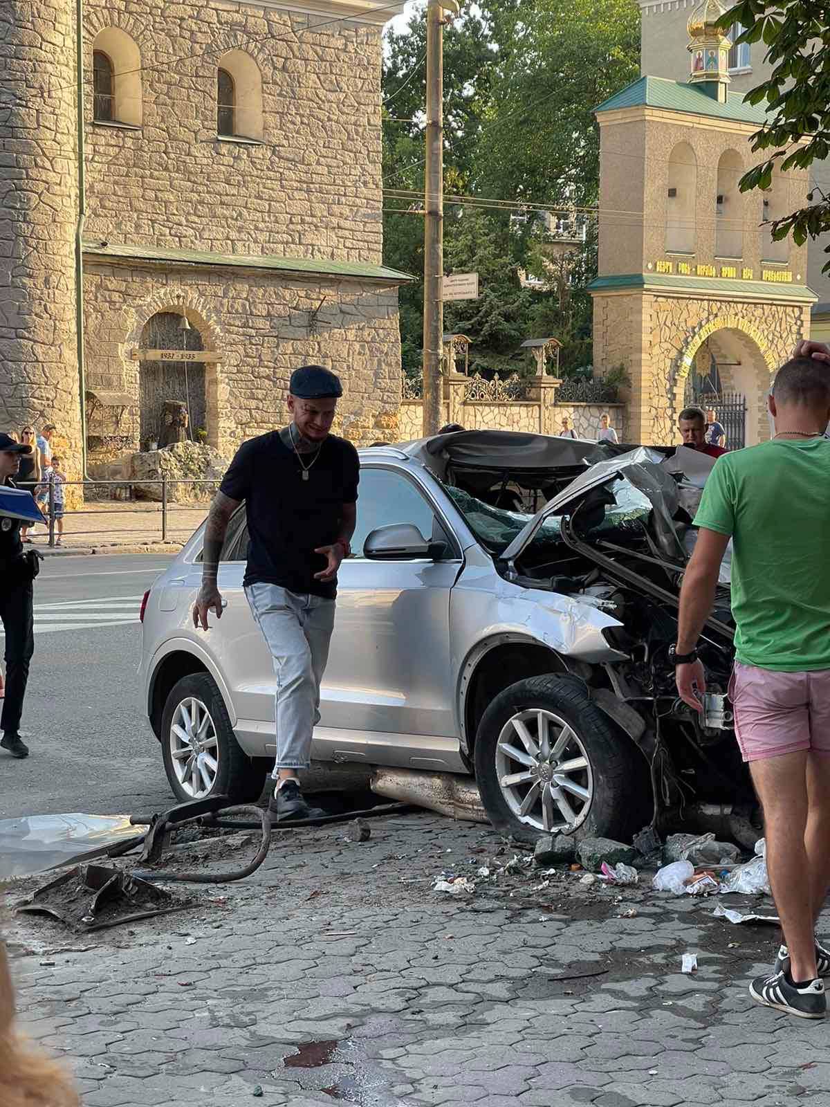 Новини Тернополя - фото з Авто вилетіло на тротуар в самісінькому центрі Тернополя. У крові водія 2, 08 проміле алкоголю (ФОТО)