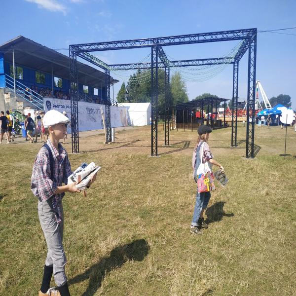 Новини Тернополя - фото з І спека не страшна: як юні актори "гарячий" випуск Файної газети роздавали