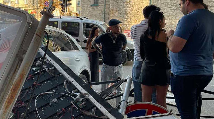 Новини Тернополя - фото з Авто вилетіло на тротуар в самісінькому центрі Тернополя. У крові водія 2, 08 проміле алкоголю (ФОТО)