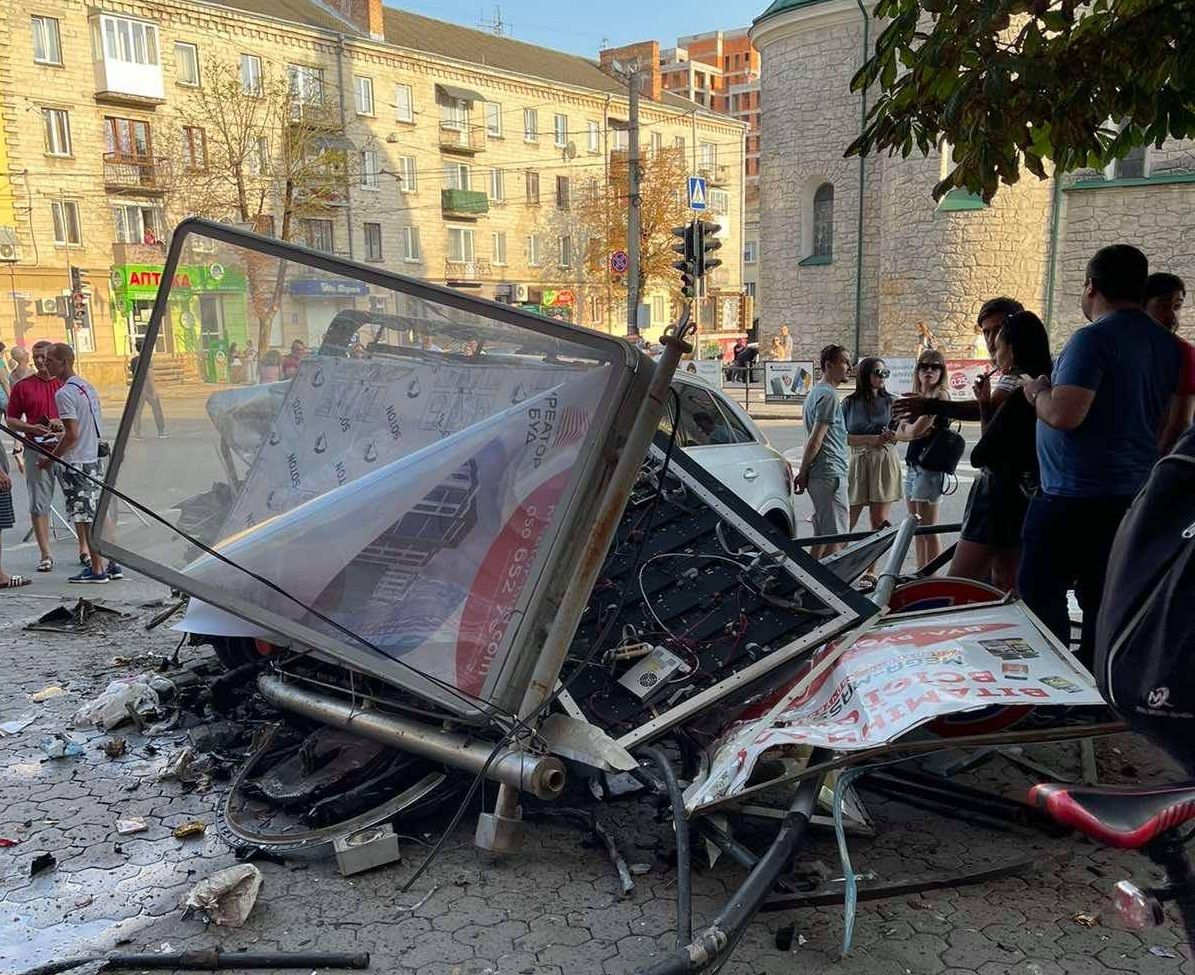 Новини Тернополя - фото з Авто вилетіло на тротуар в самісінькому центрі Тернополя. У крові водія 2, 08 проміле алкоголю (ФОТО)