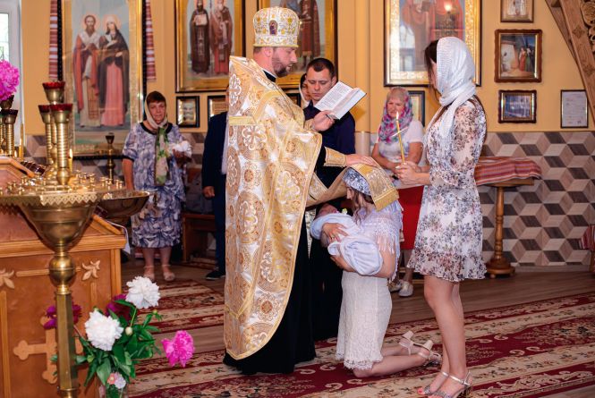 Таїнство хрещення. Кому зі священників вінничани довіряють хрестити своїх дітей?