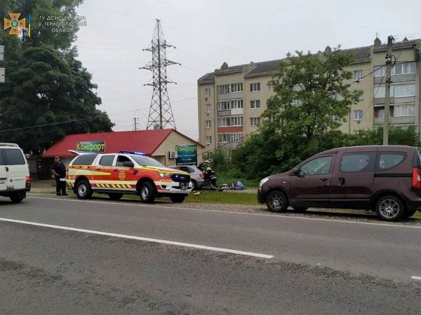 Новини Тернополя - фото з Водій на BMW-X5 врізався в електроопору. Чоловіка з понівечиного авто виймали рятувальники (ФОТО)