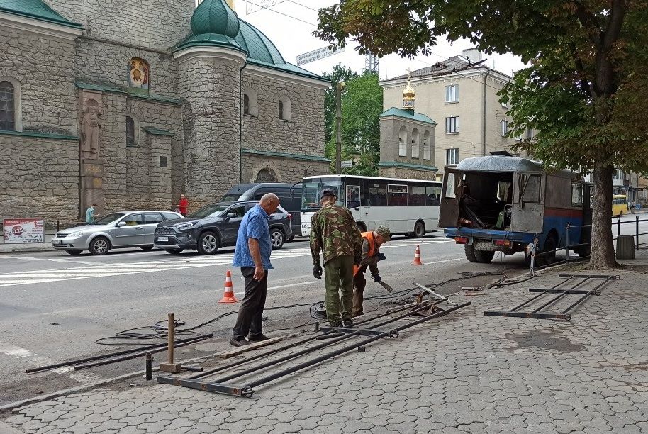 Новини Тернополя - фото з Хто платитиме за ремонт паркану і рекламного щита, зруйнованого п’яним водієм у Центрі?