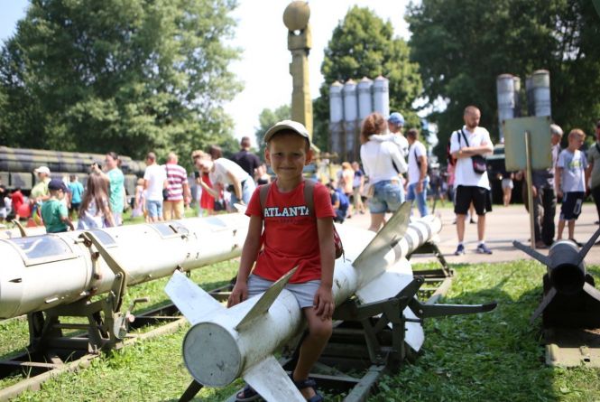 Новини Вінниці - фото з Фоторепортаж з музею Повітряних Сил та інше важливе за 1 серпня на 20minut.ua Незабутні емоції та сотні людей. Фоторепортаж з музею Повітряних Сил