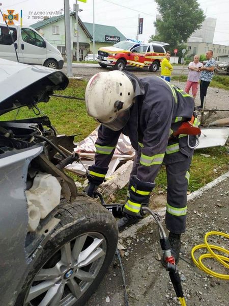Новини Тернополя - фото з Водій на BMW-X5 врізався в електроопору. Чоловіка з понівечиного авто виймали рятувальники (ФОТО)