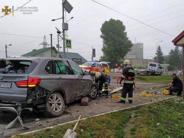 Новини Тернополя - фото з Водій на BMW-X5 врізався в електроопору. Чоловіка з понівечиного авто виймали рятувальники (ФОТО)