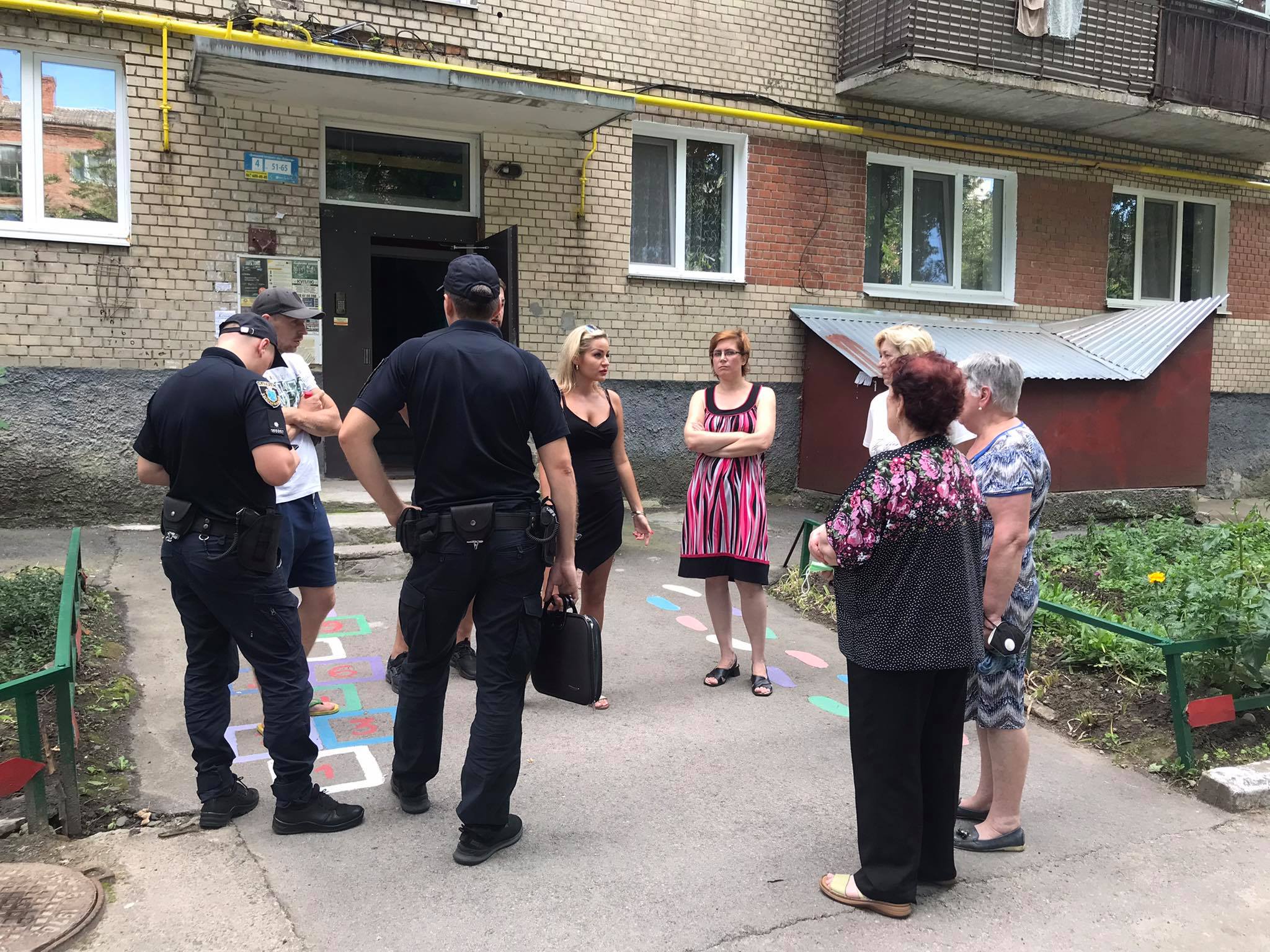 Новини Хмельницького - фото з Мешканці багатоповерхівки на Інститутській скаржаться на сусідів, які п’ють, б’ються та виховують 1-річну дитину Нет описания.